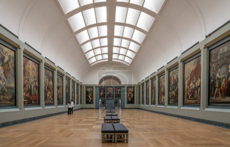 Téléchargez les photos : Paris, France - 02 19 2023 : Musée du Louvre. Vue de la salle des portraits de Marie de Médicis comme reine triomphante - en image libre de droit