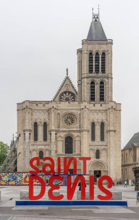 Téléchargez les photos : Saint-Denis, France - 05 15 2023 : Vue de la façade de la basilique Saint-Denis et de la - en image libre de droit