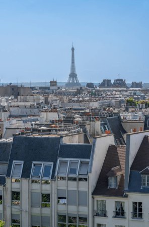 Foto de París, Francia - 06 03 2023: El Centro Pompidou: Vista panorámica de París desde la azotea del edificio del Centro Pompidou - Imagen libre de derechos