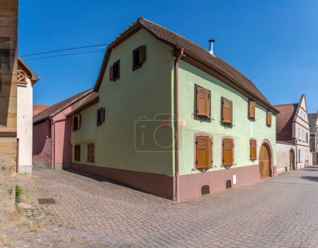 Téléchargez les photos : Ville de Rosheim. Vue d'une maison typiquement alsacienne dans un village - en image libre de droit