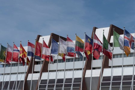 Foto de Estrasburgo, Francia - 06 26 2023: Estrasburgo: Vista de todas las banderas europeas frente al Consejo de Europa - Imagen libre de derechos