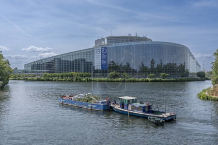 Foto de Estrasburgo, Francia - 06 26 2023: Estrasburgo ciudad: Vista del Palacio del Parlamento Europeo desde l 'Ill river - Imagen libre de derechos