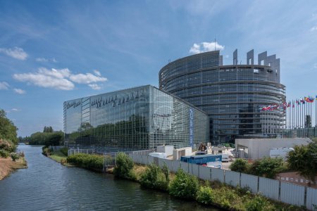 Foto de Estrasburgo, Francia - 06 26 2023: Estrasburgo ciudad: Vista del Palacio del Parlamento Europeo desde l 'Ill river - Imagen libre de derechos