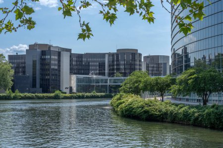 Foto de Estrasburgo, Francia - 06 26 2023: Ciudad de Estrasburgo: Vista del Palacio del Parlamento Europeo y la puerta de entrada al Defensor del Pueblo Europeo desde l 'Ill river - Imagen libre de derechos