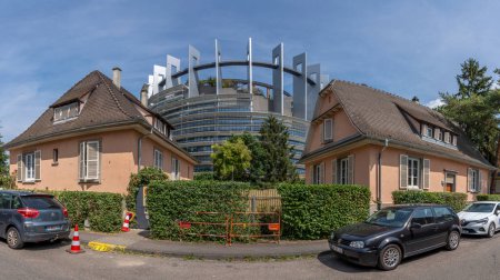 Foto de Estrasburgo, Francia - 06 26 2023: Estrasburgo ciudad: Vista del Palacio del Parlamento Europeo y casas residenciales alrededor - Imagen libre de derechos