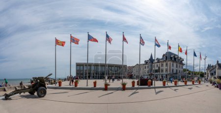 Foto de Arromanches-les-Bains, Francia - 02 21 2023: Vista de la nueva fachada del Museo del Día D - Imagen libre de derechos