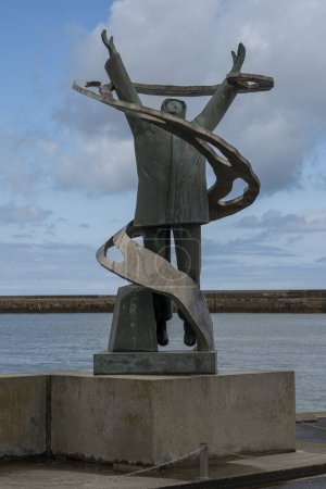Foto de Port-en-Bessin-Huppain, Francia - 07 24 2023: Monumento a Peris en el mar en el puerto - Imagen libre de derechos