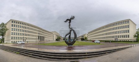 Foto de Caen, Francia - 07 27 2023: Vista del edificio de la Universidad de Caen Normandía con su escultura el fénix de la Explanada de la Paz - Imagen libre de derechos