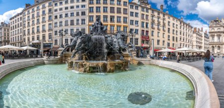 Téléchargez les photos : Lyon, France - 08 04 2023 : Vue de la Fontaine Bartholdi, Place des Terreaux - en image libre de droit