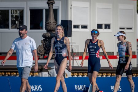 Foto de París, Francia - 08 17 2023: prueba de triatlón París 2024. Las mujeres atletas ganadoras están caminando para obtener su medalla - Imagen libre de derechos