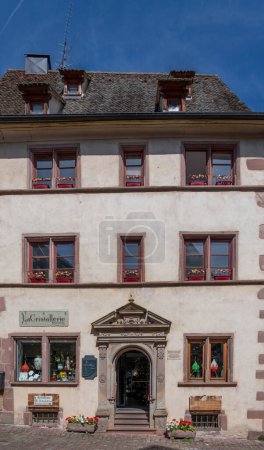Foto de Riquewihr, Francia - 09 04 2023: La ruta del vino. Vista de la fachada de la casa del concejal Ambroise Dieffenbach - Imagen libre de derechos