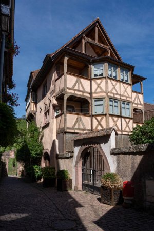 Foto de Riquewihr, Francia - 09 04 2023: La ruta del vino. Vista de una típica casa colorida en el centro - Imagen libre de derechos