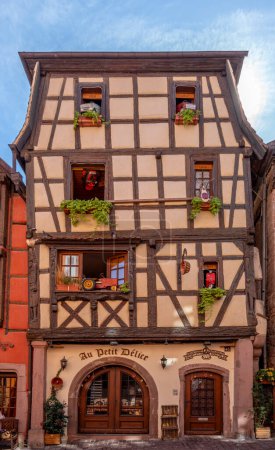 Foto de Riquewihr, Francia - 09 04 2023: La ruta del vino. Vista de una típica fachada colorida en el centro de la ciudad - Imagen libre de derechos