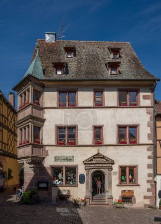 Foto de Riquewihr, Francia - 09 04 2023: La ruta del vino. Vista de una típica fachada colorida en el centro de la ciudad - Imagen libre de derechos
