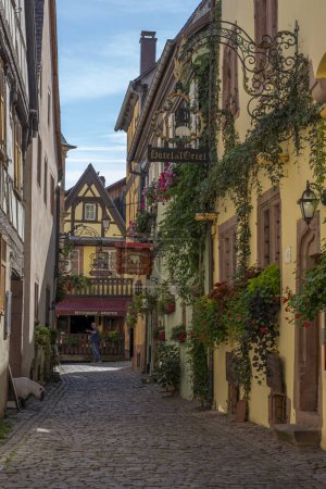 Foto de Riquewihr, Francia - 09 04 2023: La ruta del vino. Vista de una típica calle colorida en el centro - Imagen libre de derechos