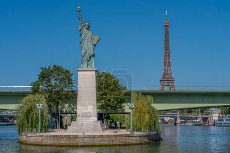 Paris, Frankreich - 08 14 2021: Blick auf die Freiheitsstatue Paris, die Grenellenbrücke und den Eiffelturm von einem Boot aus