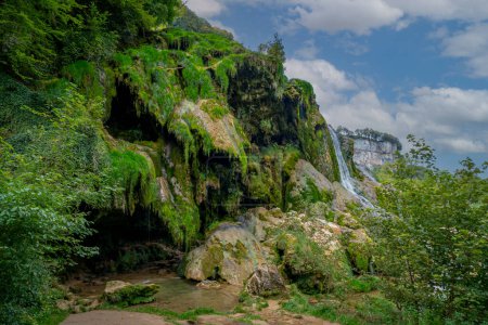 Téléchargez les photos : Vue de la cascade des Tufs à faible débit d'eau - en image libre de droit