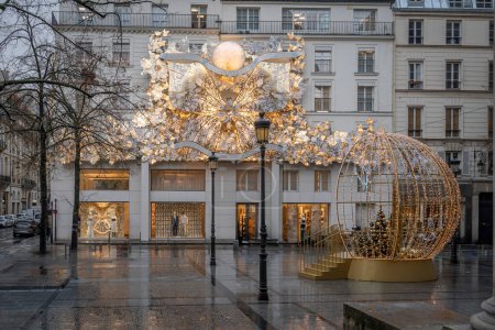 Foto de París, Francia - 12 21 2023: Vista de adornos navideños y fachada de Dior París con decoración navideña en un día lluvioso - Imagen libre de derechos
