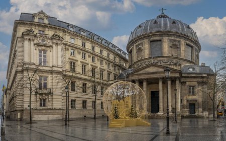 Foto de París, Francia - 12 21 2023: Vista de adornos navideños y fachada de la iglesia de Nuestra Señora de la Asunción con decoración navideña - Imagen libre de derechos