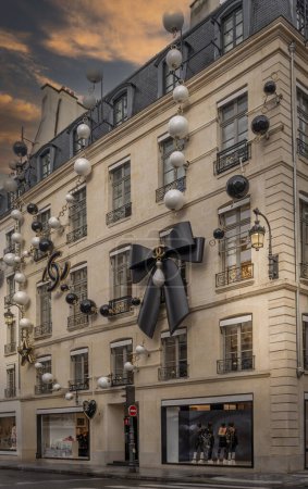 Foto de París, Francia - 12 21 2023: Vista de la fachada de Coco Chanel con decoración navideña en un día lluvioso - Imagen libre de derechos