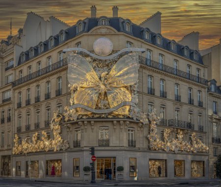 Foto de París, Francia - 12 06 2023: Vista de la fachada del edificio Dior París con decoración iluminada de Navidad de flores - Imagen libre de derechos