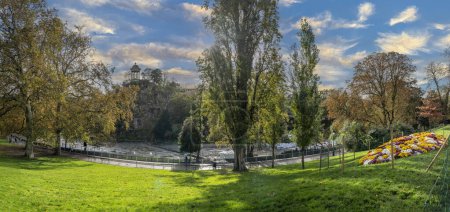 Paris, Frankreich - 11 11 2023: Park des Buttes Chaumont. Blick auf den zentralen Teil des Parks mit Fußgängerbrücke, Aussichtsinsel, Sibyllentempel und See, der wegen Renovierung im Bau ist