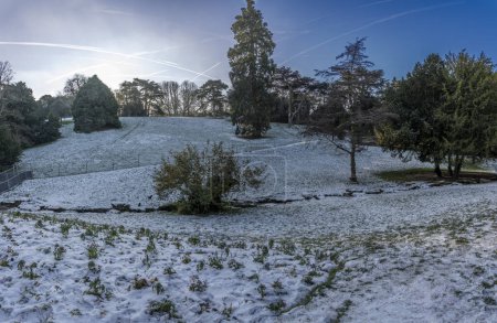 Foto de Park des Buttes Chaumont. Vista de la parte central del parque bajo la nieve - Imagen libre de derechos