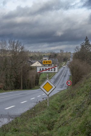 Téléchargez les photos : Etouvy, France - 06 23 2023 : Vue d'un panneau de signalisation de la ville retourné en signe de protestation par les agriculteurs français - en image libre de droit