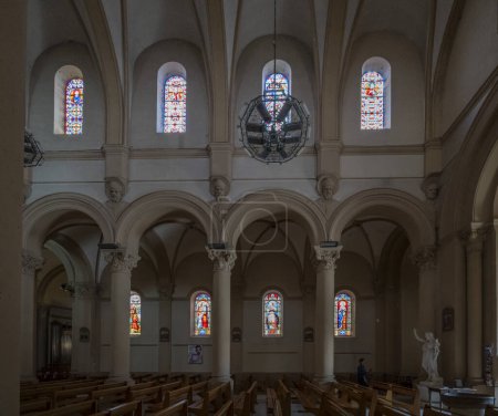Téléchargez les photos : Dardilly, France - 08 06 2023 : Vue panoramique à l'intérieur de l'église Saint-Jean-Marie-Vianney - en image libre de droit