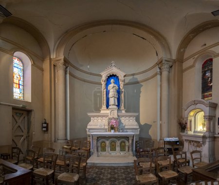 Téléchargez les photos : Dardilly, France - 08 06 2023 : Vue panoramique à l'intérieur de l'église Saint-Jean-Marie-Vianney - en image libre de droit