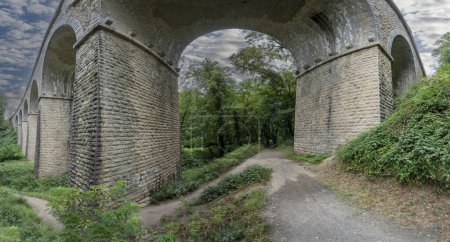 Vue d'un pont ferroviaire depuis le fond de la forêt