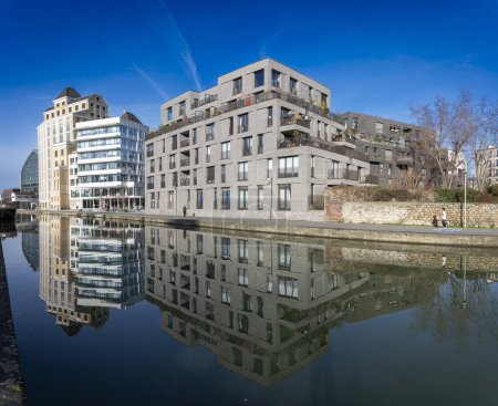 Téléchargez les photos : Paris, France - 01 27 2024 : Canal d'Ourcq. Réflexions sur le canal de l'Ourcq des Grands Moulins de Pantin et les bâtiments autour - en image libre de droit