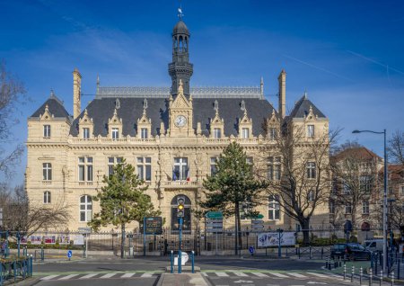 Téléchargez les photos : Paris, France - 01 27 2024 : Canal d'Ourcq. Vue sur la façade de la mairie de Pantin - en image libre de droit