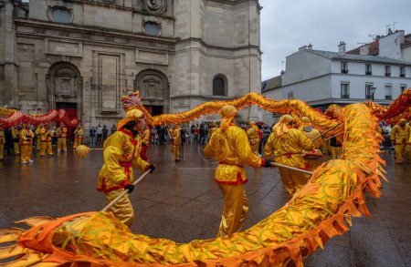 Téléchargez les photos : Aubervilliers, France - 02 14 2024 : Nouvel An chinois. Fêtes pour l'Année du Dragon et la danse du dragon - en image libre de droit