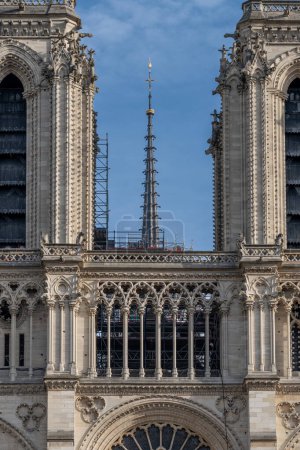 París, Francia - 02 15 2024: Notre Dame de Paris. Vista de la fachada, la aguja coronada con el gallo de oro de la catedral de Notre-Dame desde la plaza