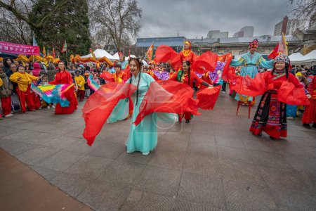 Téléchargez les photos : Aubervilliers, France - 02 14 2024 : Nouvel An chinois. Fêtes de l'Année du Dragon avec danse traditionnelle dans le quartier d'Aubervilliers - en image libre de droit