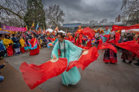 Téléchargez les photos : Aubervilliers, France - 02 14 2024 : Nouvel An chinois. Fêtes de l'Année du Dragon avec danse traditionnelle dans le quartier d'Aubervilliers - en image libre de droit
