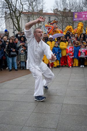 Téléchargez les photos : Aubervilliers, France - 02 14 2024 : Nouvel An chinois. Fêtes pour l'Année du Dragon et démonstration de kung fu - en image libre de droit