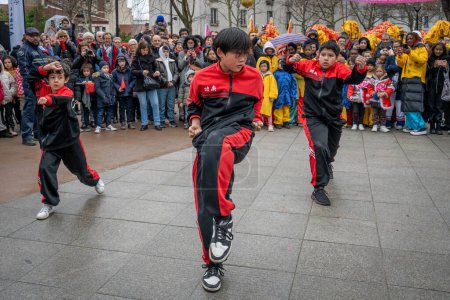 Téléchargez les photos : Aubervilliers, France - 02 14 2024 : Nouvel An chinois. Fêtes pour l'Année du Dragon et démonstration de kung fu - en image libre de droit