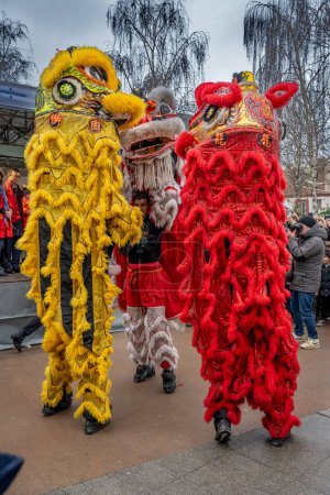 Téléchargez les photos : Aubervilliers, France - 02 14 2024 : Nouvel An chinois. Fêtes de l'Année du Dragon et éveil des lions - en image libre de droit
