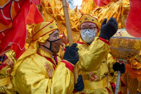 Téléchargez les photos : Aubervilliers, France - 02 14 2024 : Nouvel An chinois. Fêtes pour l'Année du Dragon et la danse du dragon - en image libre de droit