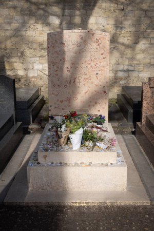 Foto de París, Francia - 02 17 2024: Cementerio de Montmartre. Vista de la tumba de Simone De Beauvoir y Jean Paul Sartre - Imagen libre de derechos