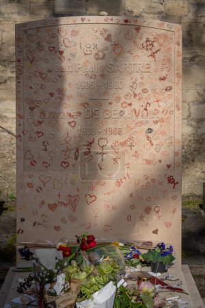Téléchargez les photos : Paris, France - 17 02 2024 : cimetière de Montmartre. Vue de la tombe de Simone De Beauvoir et Jean Paul Sartre - en image libre de droit