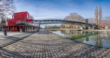 Téléchargez les photos : Paris, France - 01 27 2024 : Parc de la Villette. Vue sur le Canal du Bassin depuis le pont de Flandre avec reflets et le parc, ciel et bâtiments - en image libre de droit
