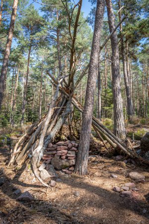 Der Weg der Gallier. Blick auf ein Tipi aus Holz im Wald