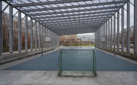 Saint-Denis, Frankreich - 03 05 2024: Multi-Sport-Stadtsportplatz. Blick auf ein Fußball- und Basketballfeld