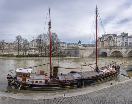 Foto de París, Francia - 03 08 2024: Muelles del Sena. Vista de un velero en el muelle - Imagen libre de derechos
