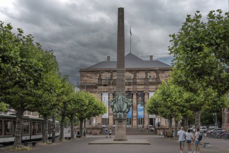 Téléchargez les photos : Strasbourg, France - 06 28 2023 : Place Broglie. Vue de la place avec la statue du Général Leclerc, un tramway et l'Opéra d'Etat du Rhin derrière - en image libre de droit