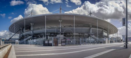 Téléchargez les photos : Paris, France - 04 04 2024 : Paris 2024 nouvelle infrastructure olympique. Vue extérieure du bâtiment du Stade de France à Saint-Denis - en image libre de droit