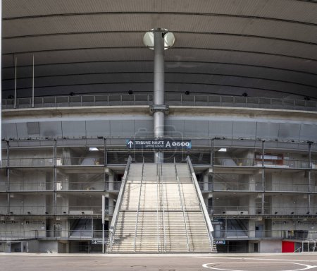 Téléchargez les photos : Paris, France - 04 04 2024 : Paris 2024 nouvelle infrastructure olympique. Vue extérieure d'un escalier du Stade de France à Saint-Denis - en image libre de droit